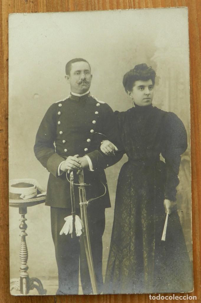 Militaria: FOTOGRAFIA DE GUARDIA CIVIL CON SU ESPOSA FINALES S.XIX PRINCIPIOS DEL XX TAMA&Ntilde;O POSTAL MIDE 14 X9