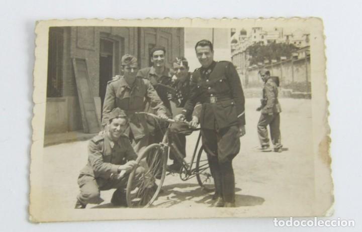 Militaria: FOTOGRAFIA DE SOLDADOS CON BICICLETA, A&Ntilde;OS 40, MIDE 8,2 X 6 CMS.