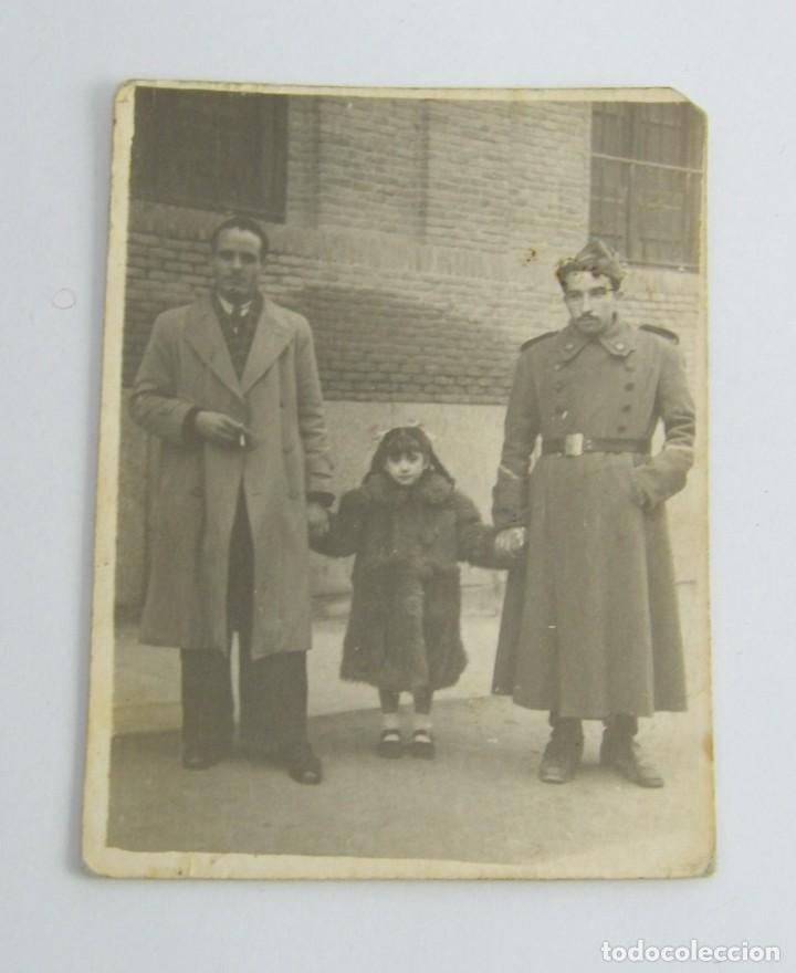 Militaria: FOTOGRAFIA DE SOLDADO JUNTO A SU FAMILIA, A&Ntilde;O 1947, MIDE 7 X 5,4 CMS.