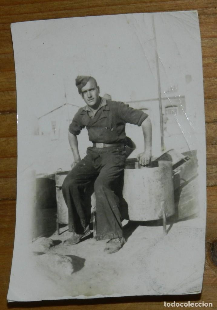 Militaria: FOTOGRAFIA DE SOLDADO EN LA COCINA DEL REGIMIENTO, A&Ntilde;O 1941, MIDE 8 X 5,5 CMS.