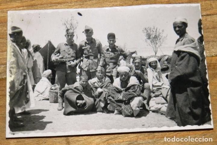 Militaria: FOTOGRAFIA DE SOLDADOS EN EL ZOCO DE DAR DRIUS, MARRUECOS, A&Ntilde;O 1941, MIDE 8 X 5,5 CMS.