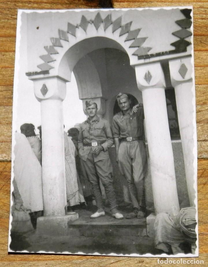 Militaria: FOTOGRAFIA DE SOLDADOS DE INFANTERIA EN EL ZOCO DE DAR DRIUS, MARRUECOS, A&Ntilde;O 1941, MIDE 8 X 5,5 CMS.