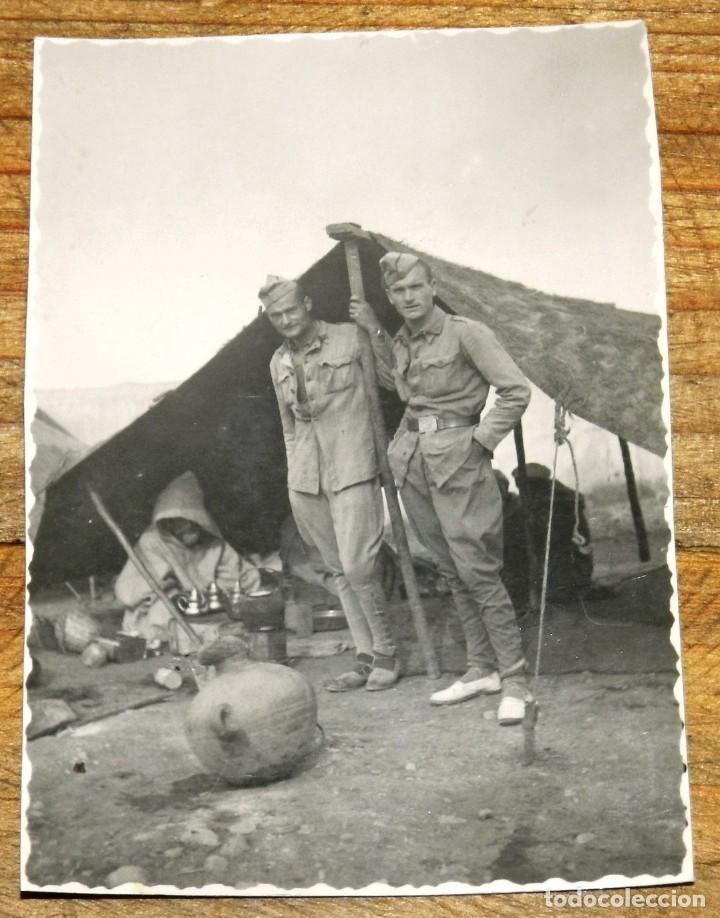 Militaria: FOTOGRAFIA DE SOLDADOS DE INFANTERIA EN EL ZOCO DE DAR DRIUS, MARRUECOS, A&Ntilde;O 1941, MIDE 8 X 5,5 CMS.