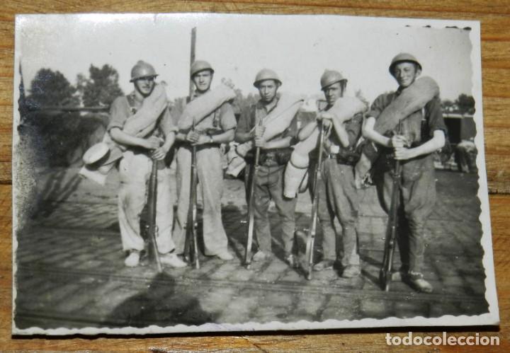 Militaria: FOTOGRAFIA DE SOLDADOS EN TAFESIT, AFRICA, A&Ntilde;OS 40, MIDE 8 X 6 CMS.