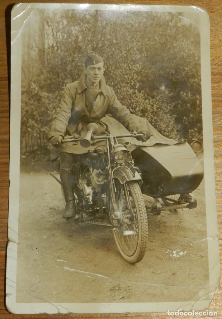 Militaria: FOTOGRAFIA DE MOTORISTA MILITAR EN MOTO CON SIDECAR, TAMA&Ntilde;O POSTAL.