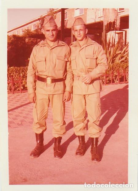 Militaria: Dos j&oacute;venes militares. dd