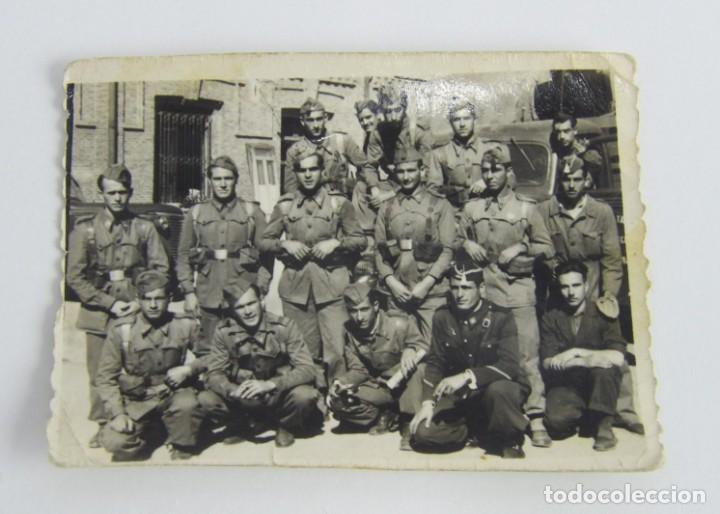 Militaria: FOTOGRAFIA DE SOLDADOS EN EL CUARTEL, A&Ntilde;OS 40, MIDE 8 X 6 CMS.