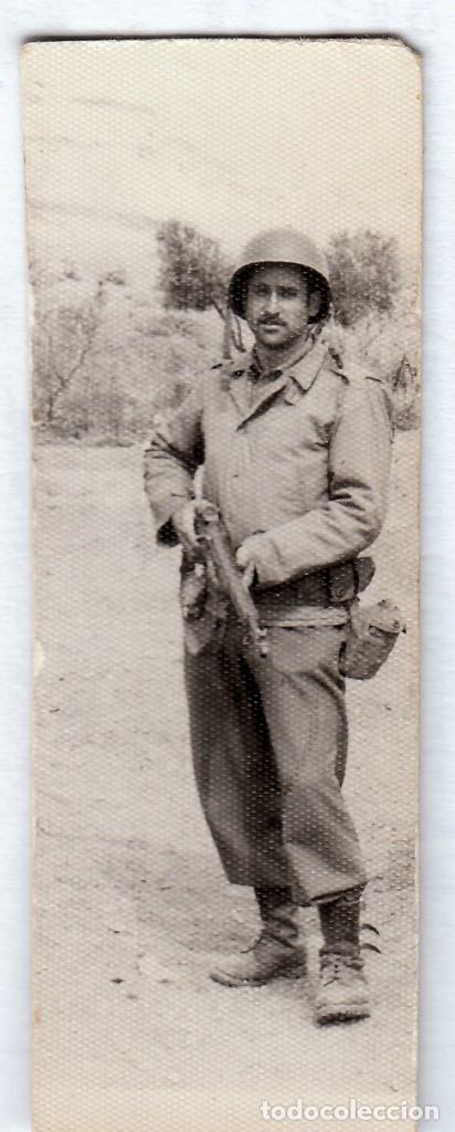 Militaria: Antigua y peque&ntilde;a foto. Militar Infanter&iacute;a Ejercito Espa&ntilde;ol con casco y arma. A&ntilde;os 50-60. qq