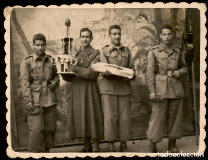 Militaria: Original - Fotografia de estudio soldados espa&ntilde;oles 1946 - Sosteniendo un trofeo - 85 x 65 mm