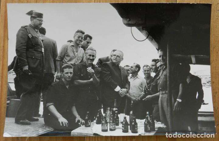 Militaria: FOTOGRAFIA DE GUARDIA CIVIL JUNTO A TRABAJADORES TOMANDO UNA CERVEZA, A&Ntilde;OS 50, MIDE 18 X 12 CMS.