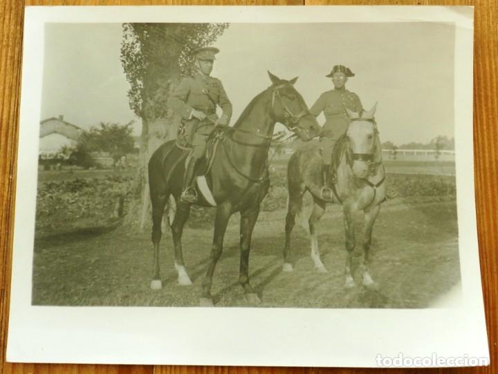 Militaria: FOTOGRAFIA DE GUARDIA CIVIL JUNTO A TENIENTE CORONEL A CABALLO, A&Ntilde;OS 50, MIDE 25,5 X 20 CMS.