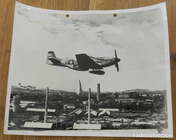 Militaria: FOTOGRAFIA DE AVION MUSTANG F-51 DE LA AVIACION MILITAR NORTEAMERICANA, DEJANDO CAER DOS BOMBAS SOBR