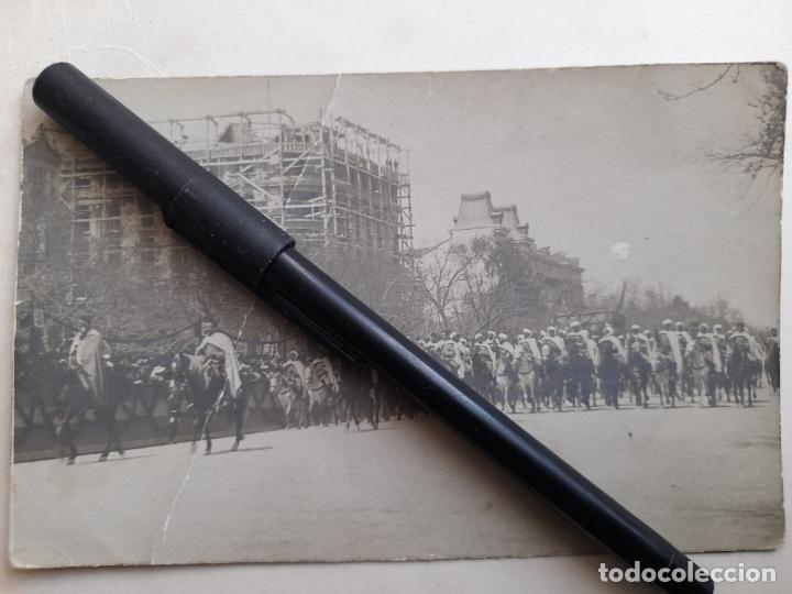 Military Antiques: Foto postal de una compa&ntilde;&iacute;a de Regulares de Caballeria desfilando. A&ntilde;os 20.