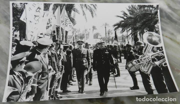 Militaria: FOTOGRAFIA DE LA VISITA DE AUTORIDADES A LA CIUDAD DE ALICANTE, FALANGE, FOTO HERMANOS GARCIA, MIDE