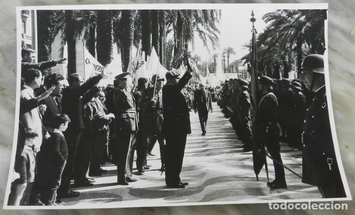 Militaria: FOTOGRAFIA DE LA VISITA DE AUTORIDADES A LA CIUDAD DE ALICANTE, FALANGE, FOTO HERMANOS GARCIA, MIDE
