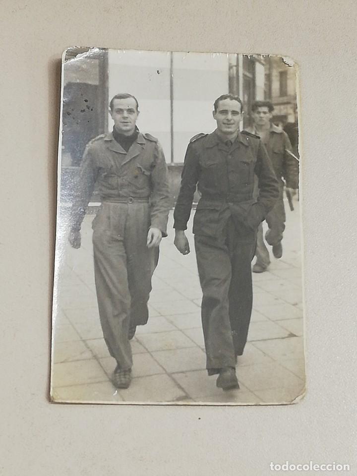 Militaria: FOTOGRAFIA DE SOLDADOS EN DICIEMBRE DE 1942, MIDE 7,8 X 5,2 CMS.