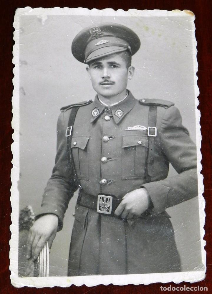 Militaria: FOTOGRAFIA DE CONDUCTOR, REGIMIENTO AUTOMOCION, EPOCA DE FRANCO, MIDE 8,5 X 5,5 CMS.