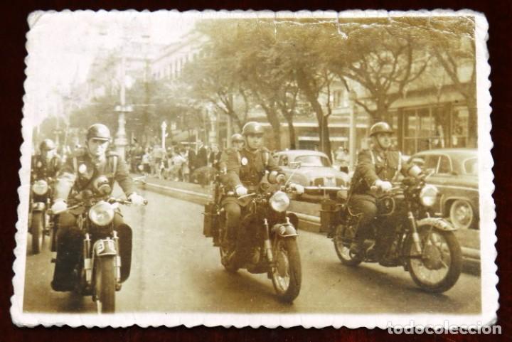 Militaria: FOTOGRAFIA DE POLICIA MOTORIZADA, MIDE 9,5 X 7 CMS.