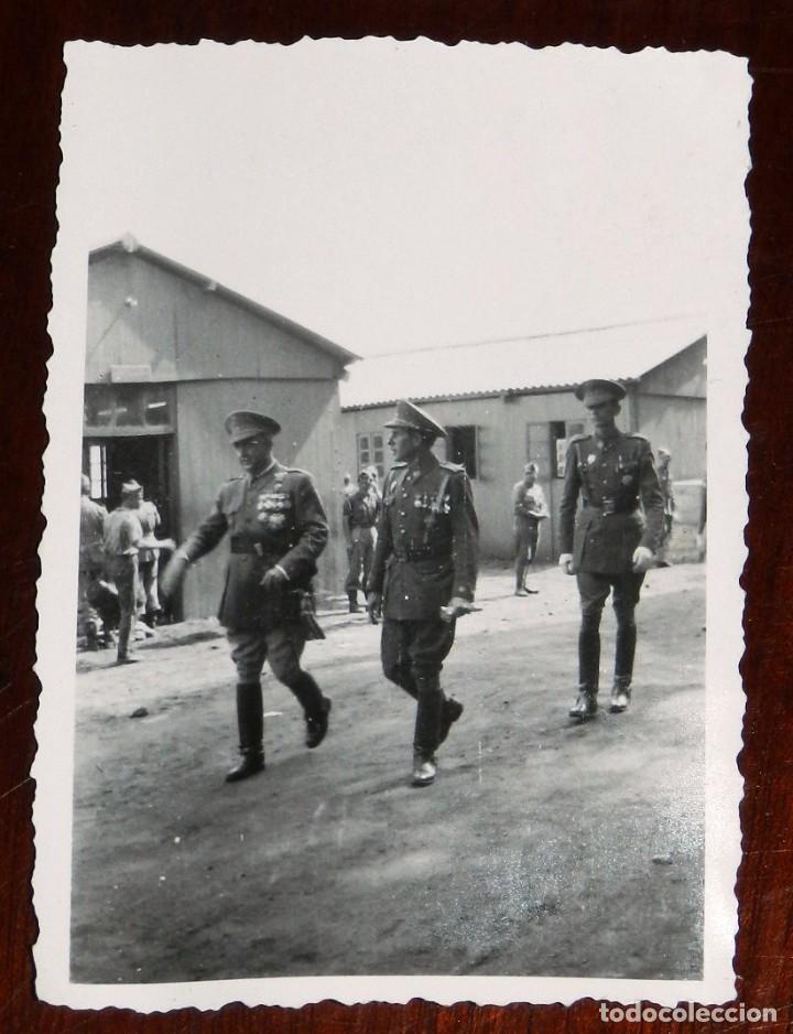Militaria: FOTOGRAFIA DE OFICIALES EN CAMPAMENTO, MIDE 8,5 X 6 CMS.