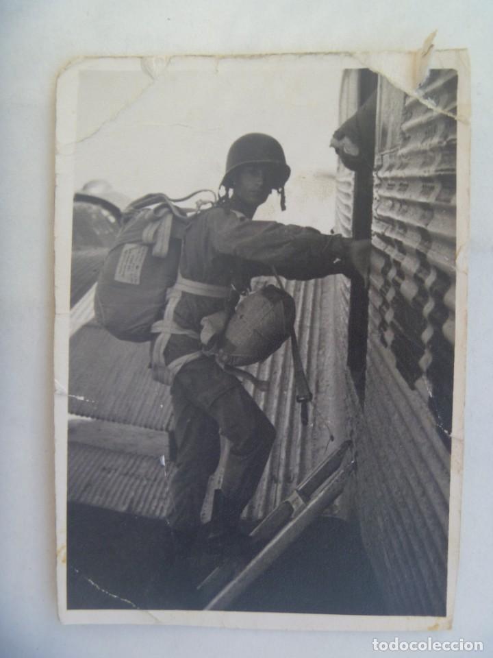 Militaria: BRIGADA PARACAIDISTA , BRIPAC : FOTO DE MILITAR SUBIENDO AL AVION CON EQUIPO DE SALTO. ALCALA HENARE