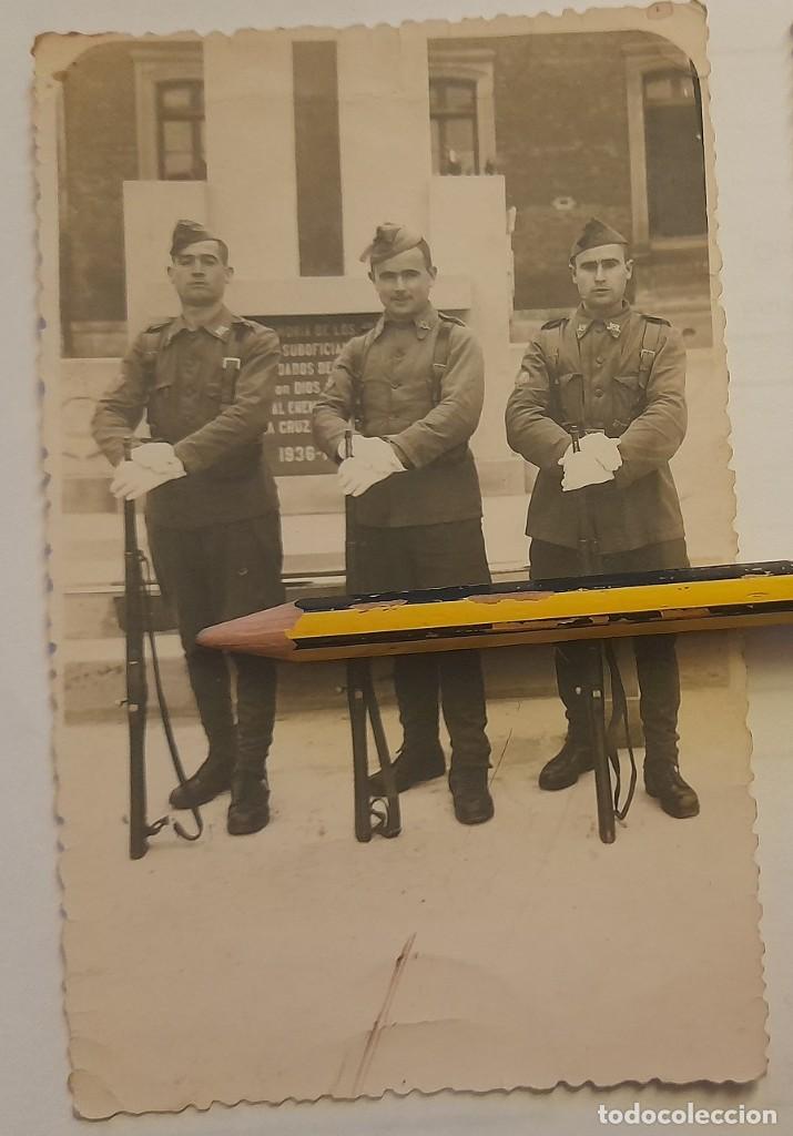 Militaria: Fotograf&iacute;a militares 1942 en cuartel de Vitoria delante de placa conmemorativa guerra civil