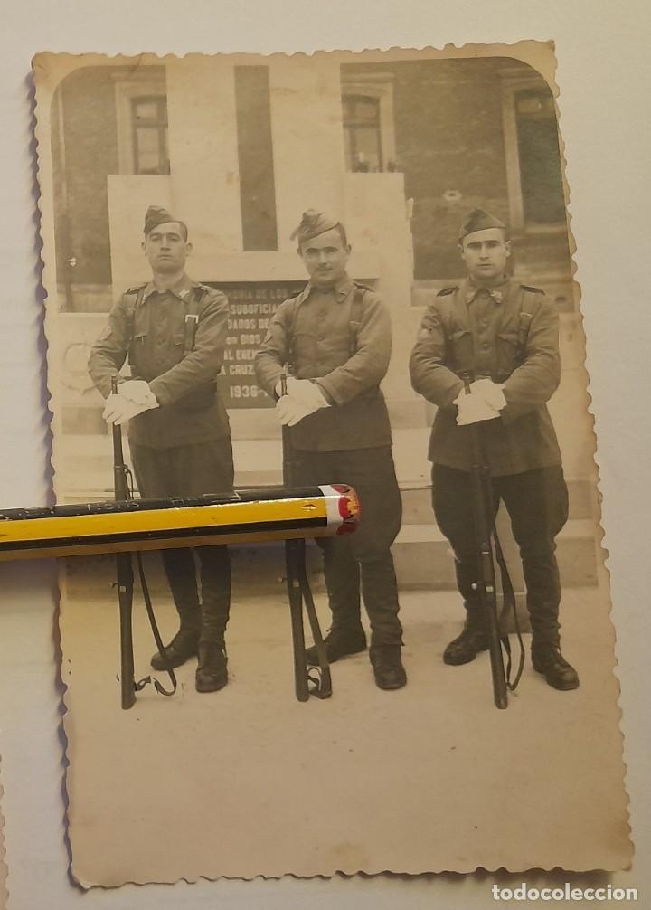 Militaria: Fotograf&iacute;a guardia delante de placa conmemorativa guerra civil 1942 cuartel de Vitoria
