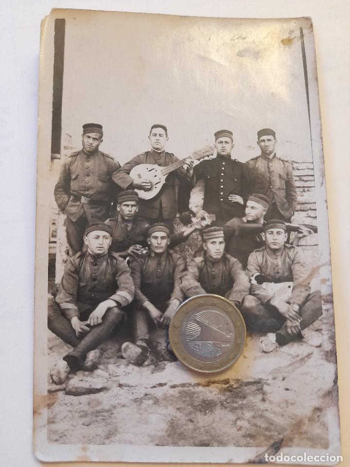 Militaria: Fotograf&iacute;a grupo de soldados en un cuartel a&ntilde;os 10-20 uno con guitarrita