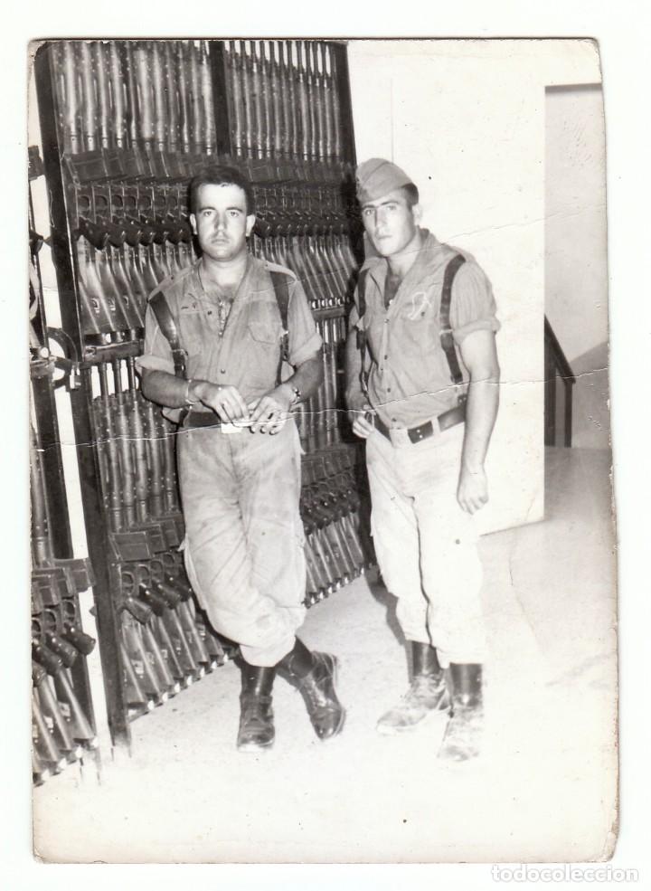 Militaria: Legionarios. Dos j&oacute;venes militares uniformados. A&ntilde;os 60-70.