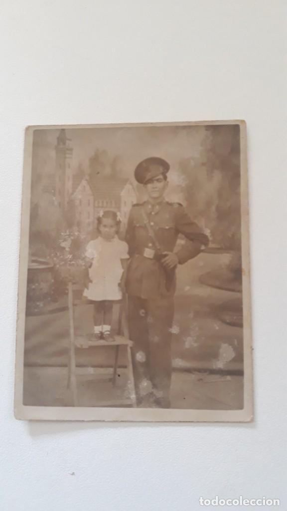 Militaria: FOTO DE ESTUDIO. CARABINERO CON NI&Ntilde;A. EPOCA DE LA REPUBLICA. En reverso LLoret de Mar. A&ntilde;os 30.