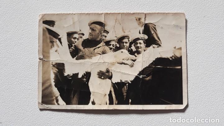 Militaria: Fotograf&iacute;a de marineros con un albatros en cubierta. En reverso fechada en 1935. Dedicatoria a hijos