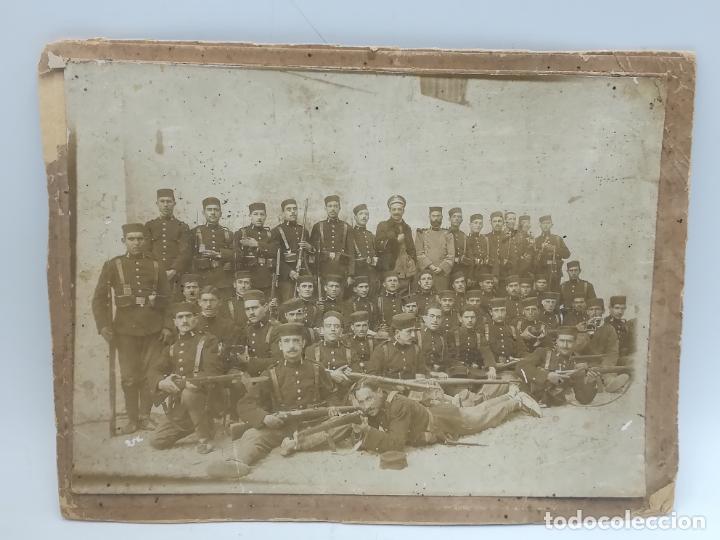 Militaria: ANTIGUA FOTOGRAF&Iacute;A DE MILITARES. ALGUNOS PORTANDO ARMAS. 19 X 15CM