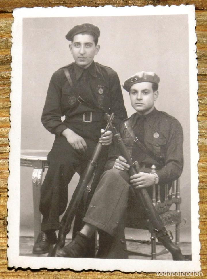 Military Antiques: ANTIGUA FOTOGRAFIA JOVENES FALANGISTAS, SEU, CENTURIA, MIDE 8,6 X 6 CMS.