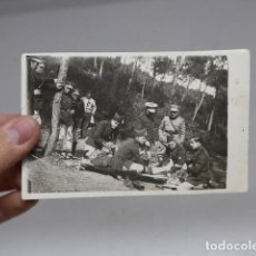 Militaria: ANTIGUA FOTOGRAFIA DE CRUZ ROJA DE 1931 CON HERIDO EN LA CAMILLA, ORIGINAL. Lote 300065388