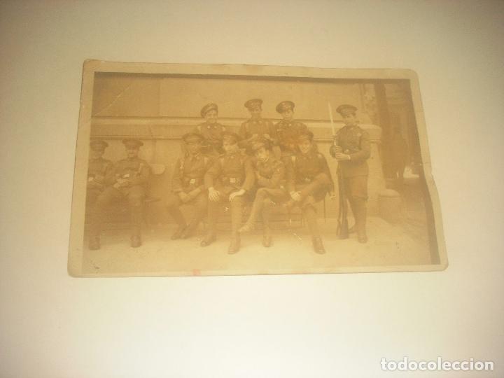 Militaria: ANTIGUA FOTO DE UN GRUPO DE MILITARES .