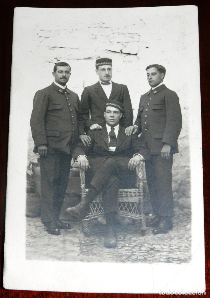 Militaria: ANTIGUA FOTOGRAFIA 1921 DE OFICIAL DE CORREOS Y FUNCIONARIOS DE CORREOS, TAMA&Ntilde;O POSTAL