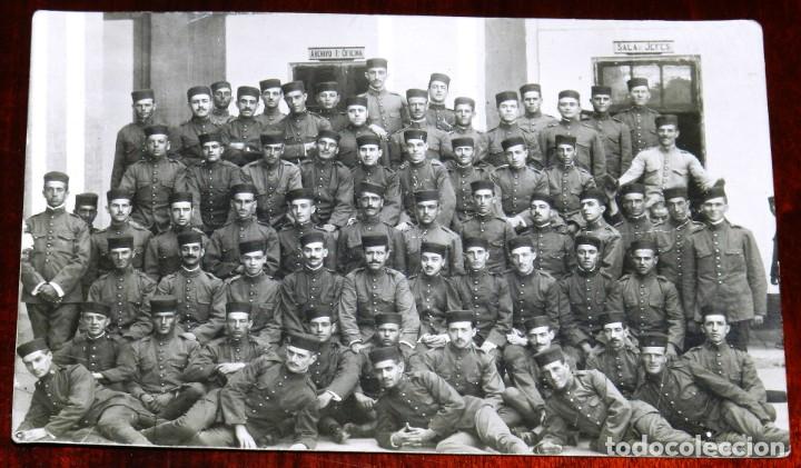 Militaria: FOTOGRAFIA 1919 RECLUTAS DEL REGIMIENTO DE SORIA N&ordm; 9, ESCRITA