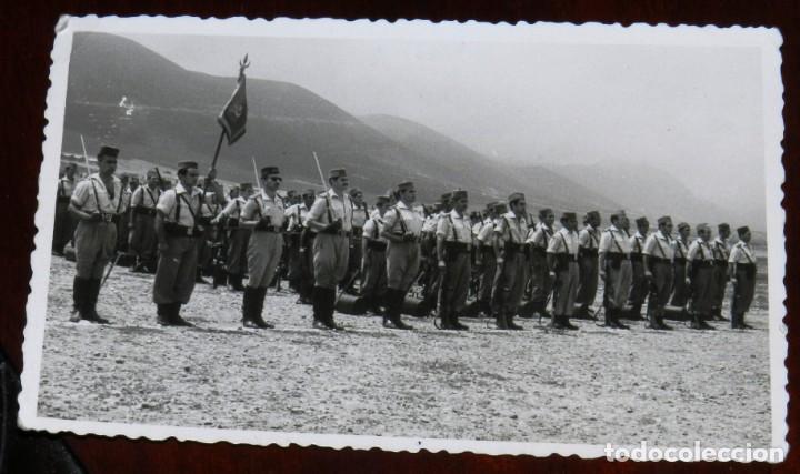 Militaria: FOTOGRAFIA FORMACION DE LEGIONARIOS Y REGULARES EN SIDI IFNI A&Ntilde;OS 50, MIDE 12 X 7,6 CMS.