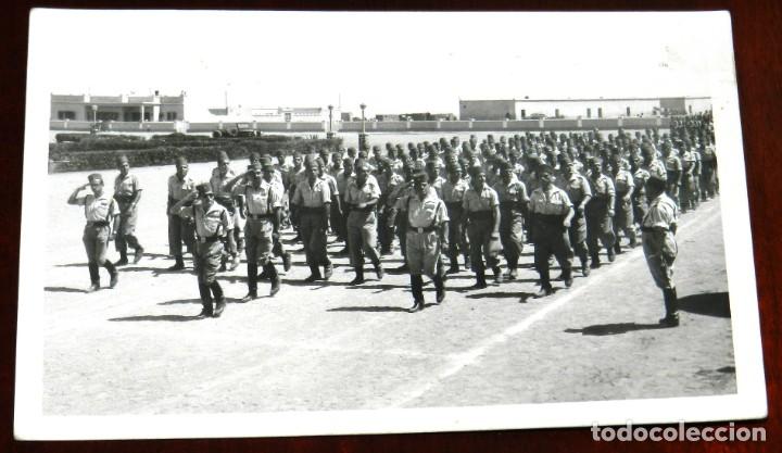 Militaria: FOTOGRAFIA FORMACION DE REGULARES EN SIDI IFNI A&Ntilde;OS 50, TAMA&Ntilde;O POSTAL, ESCRITA POR DETRAS