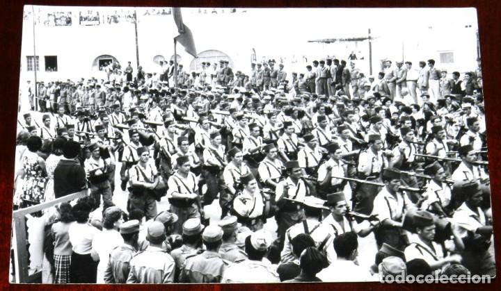 Militaria: FOTOGRAFIA FORMACION DE REGULARES DESFILANDO EN SIDI IFNI A&Ntilde;OS 50, TAMA&Ntilde;O POSTAL,