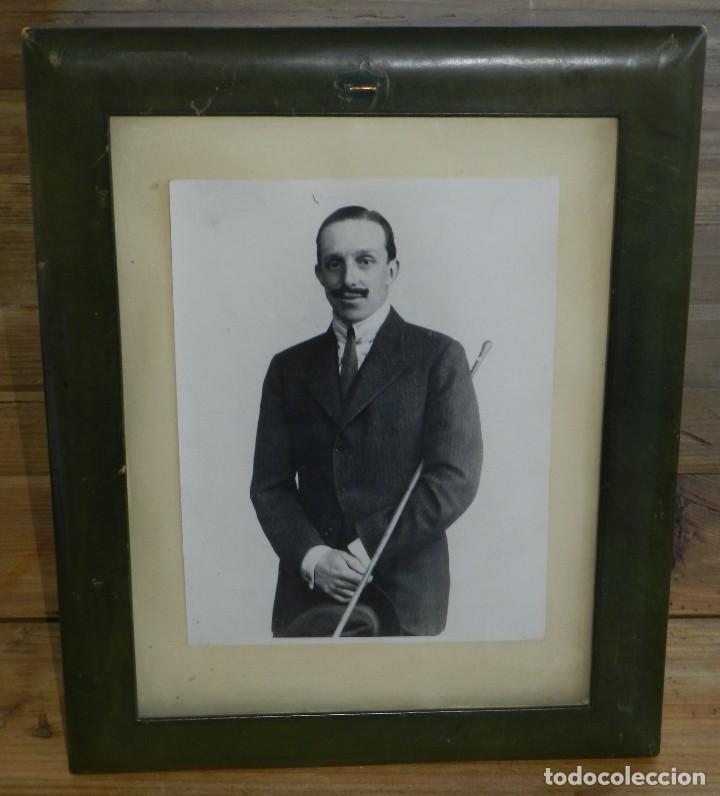 Militaria: Fotograf&iacute;a del rey Alfonso XIII, Familia Real, monarqu&iacute;a, la foto mide 24 x 18 cms y con marco 38 x