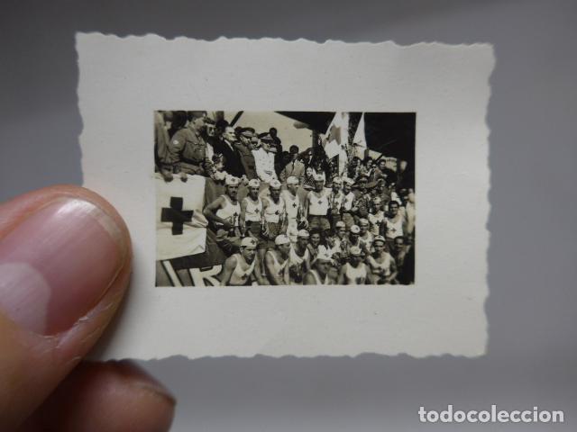Militaria: Antigua fotografia de la cruz roja espa&ntilde;ola con trofeos y militares de division azul. a&ntilde;os 40