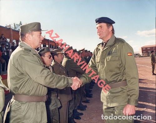 Militaria: ANTIGUA FOTOGRAFIA DEL REY DON JUAN CARLOS EN UNA VISITA A UN CUARTEL, 25X20 CMS
