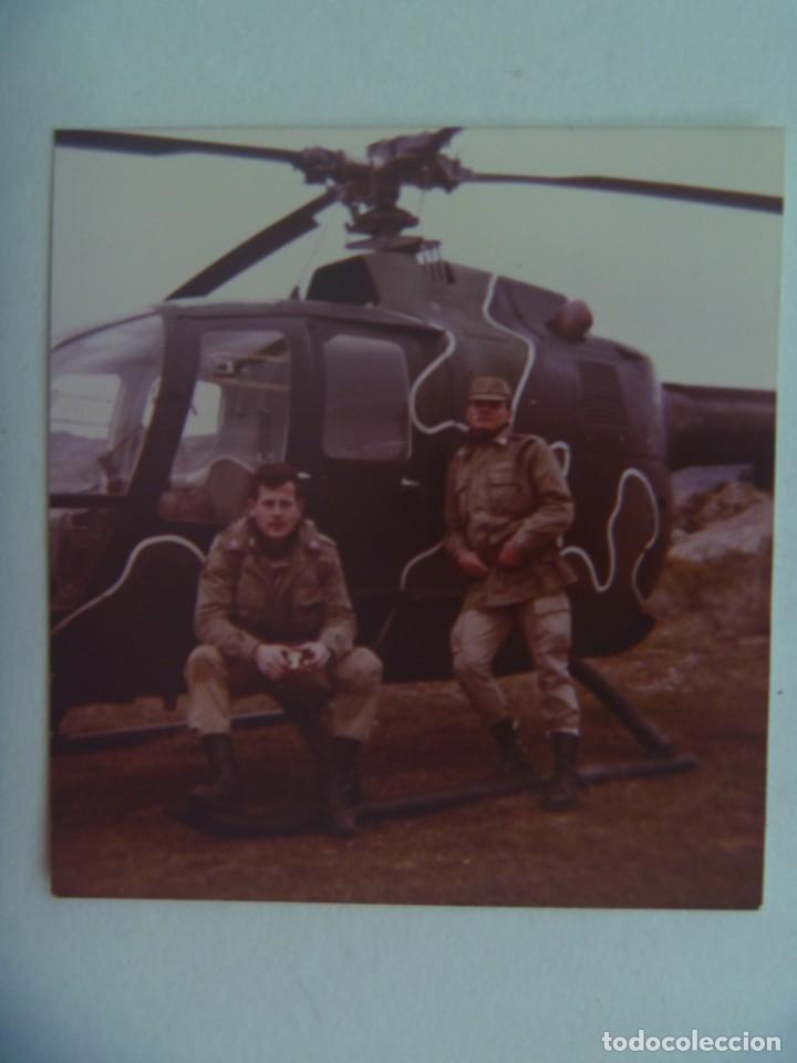 Militaria: FOTO DE MILITARES Y HELICOPTERO CON PINTURA DE CAMUFLAJE