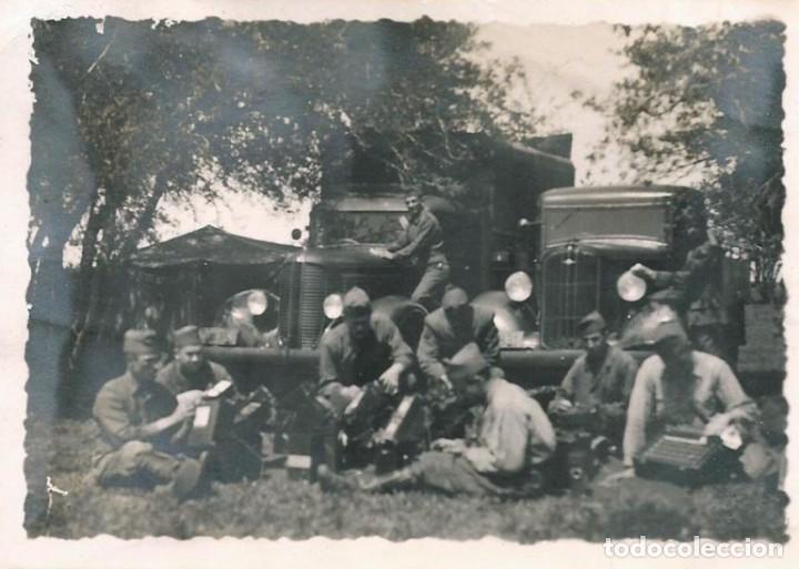 Militaria: X1094 - MILITARIA Argentina / Soldados junto a dos camiones FORD y DODGE 1938 - Foto 11x8cm 1940'