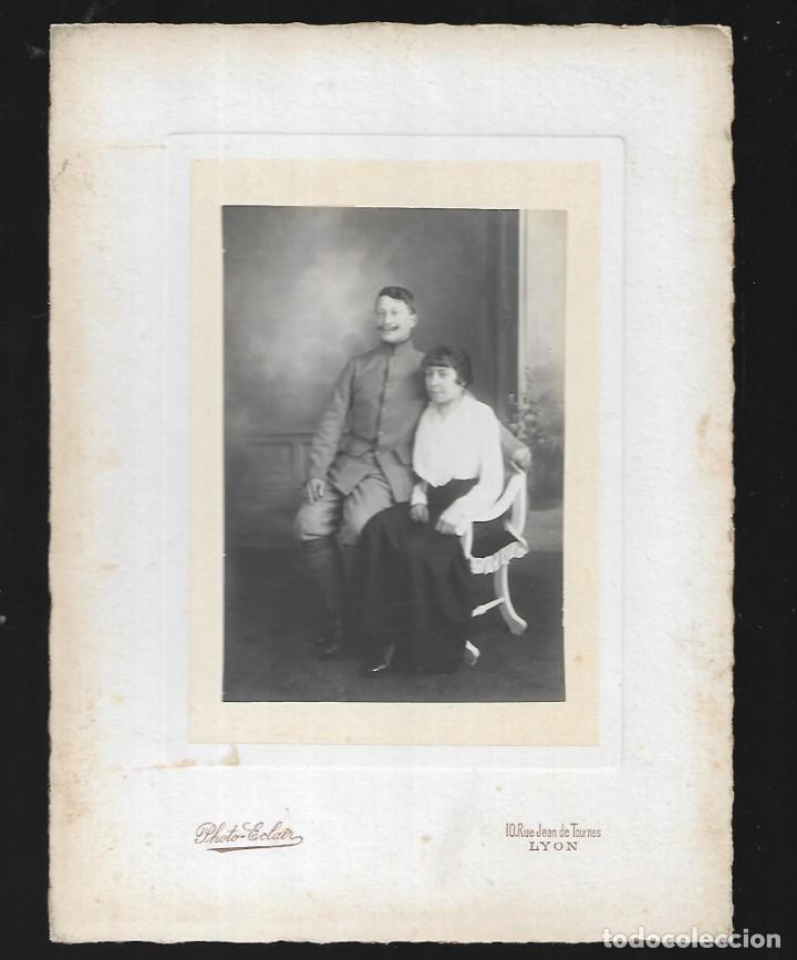 Militaria: ER28- FOTOGRAFIA ANTIGUA -UN MILITAR FRANCES CON SU ESPOSA DE Pcpi. SIGLO XX -FOTO- ECLAIR - LYONY