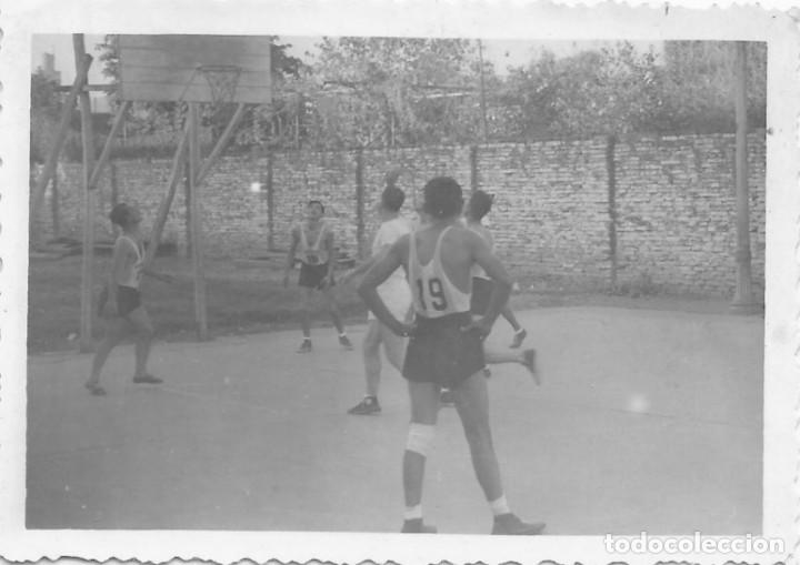Militaria: X1133 - J&oacute;venes hombres en shorts jugando baloncesto bascketball - Foto 8x6cm 1940'