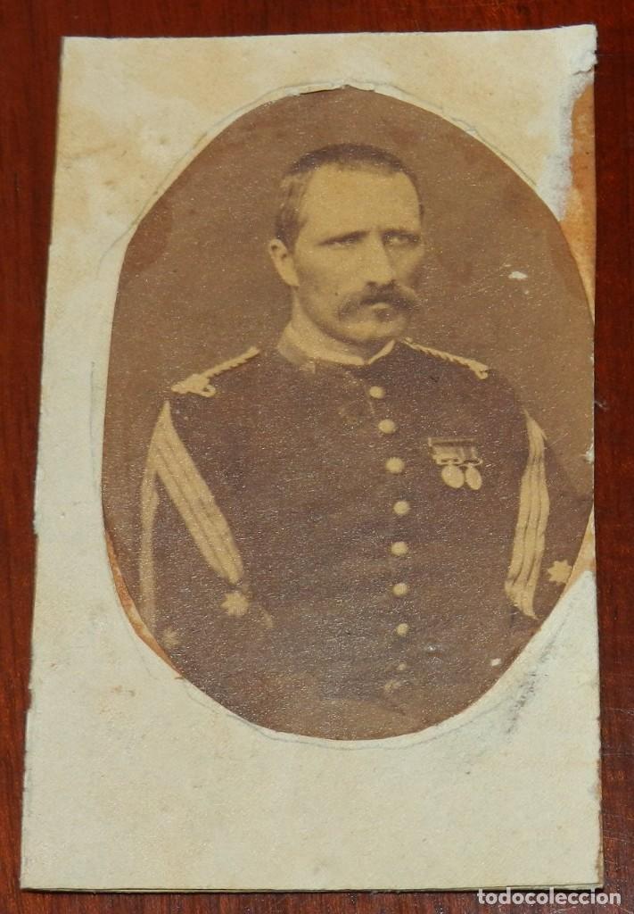 Militaria: FOTOGRAFIA ALBUMINA DE OFICIAL, CONDECORADO POR BATALLAS EN CUBA O FILIPINAS, REVERSO ESCRITA CON LA