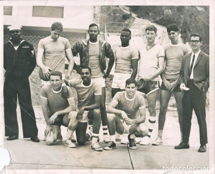 Militaria: X1183 - WW2 US jovenes hombres en shorts Marins americanos equipo de Basquet Baloncesto Foto 25x20cm