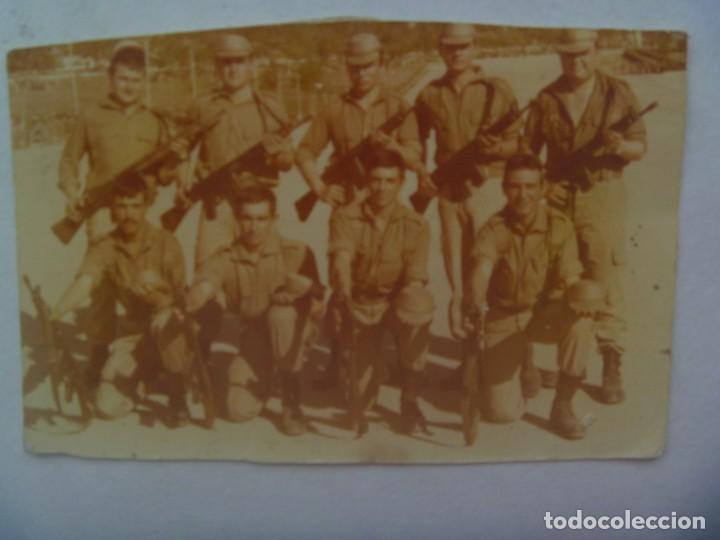 Militaria: FOTO DE MILITAR CON ROPA DE CAMPA&Ntilde;A Y CETME