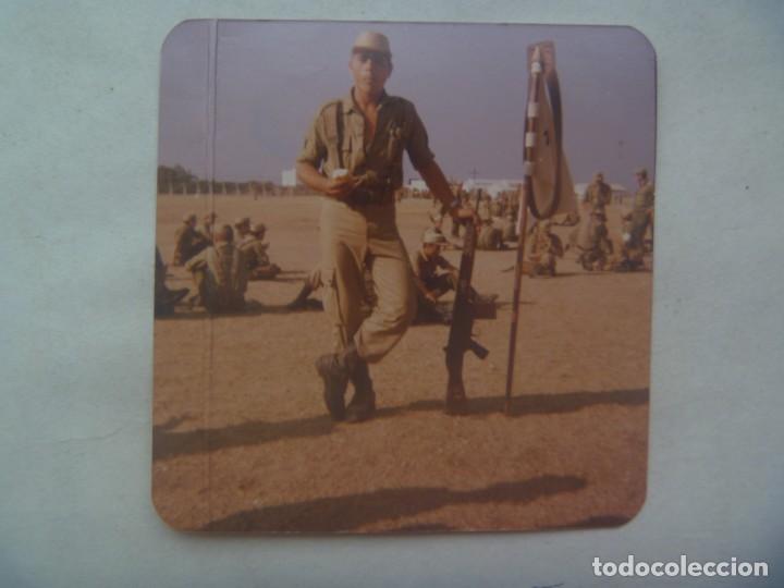 Militaria: FOTO DE MILITAR CON ROPA DE CAMPA&Ntilde;A Y CETME Y GUION, COMIENDO EL BOCADILLO